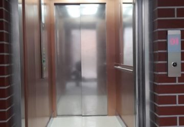 лифт в Светлогорске с панелями на стенах фото 1