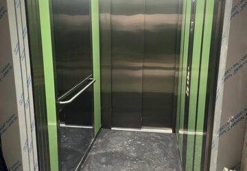 отделка лифта зелеными панелями