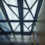 потолок со светильниками в лифте